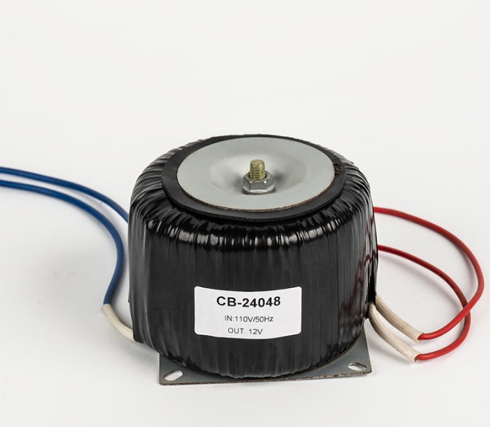 Warum schneidet der Ringkerntransformator bei der effizienten Stromumwandlung, der elektromagnetischen Interferenzleistung und in mehreren Anwendungsszenarien gut ab?